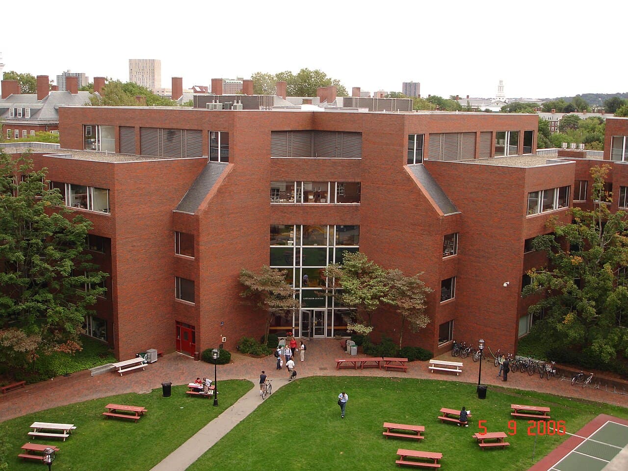 Ohio College Students Seek 'AI-Proof' Majors as Job Market Evolves - Wikimedia Commons